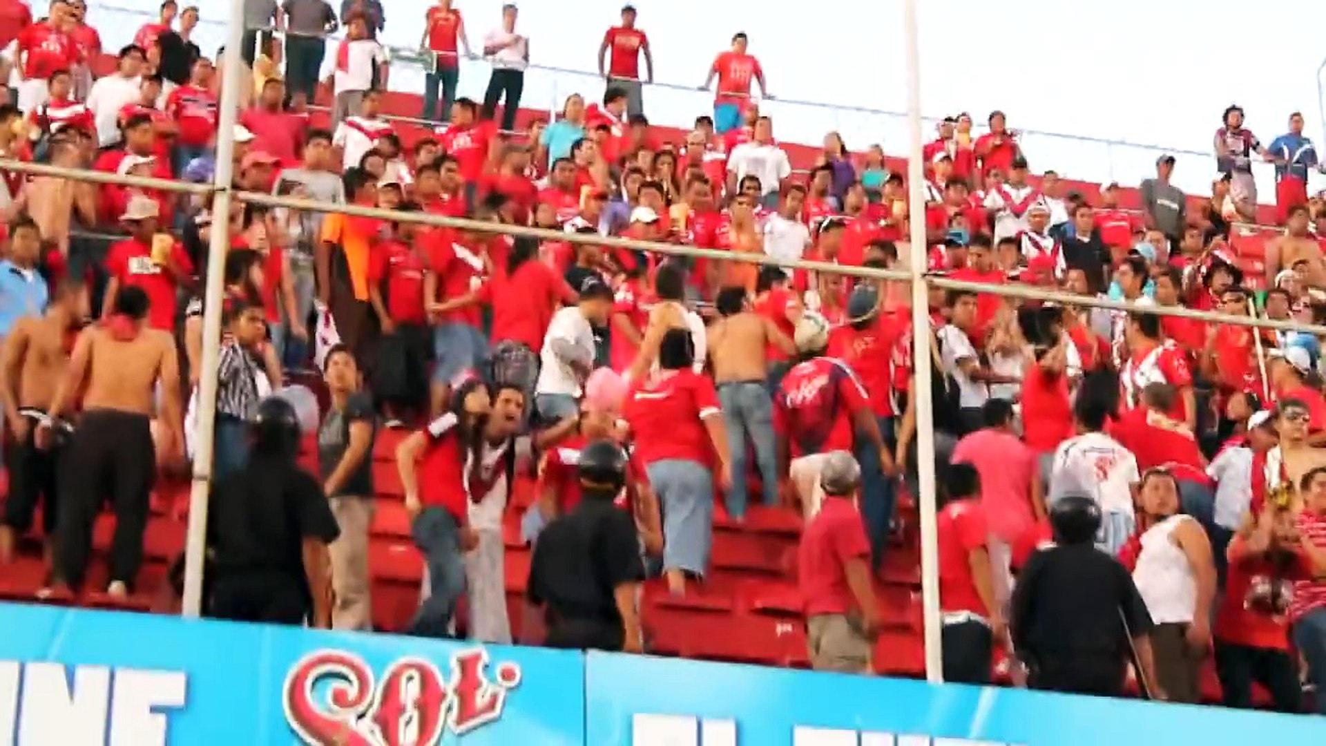 Pelea de porra del Veracruz en partido contra Leones Negros. - video  Dailymotion