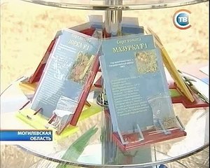 Лукашенко пробует булочку