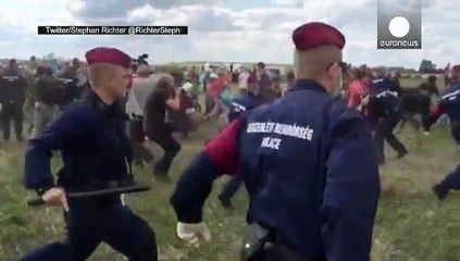 Mülteci tekmeleyen Macar kameraman işinden oldu