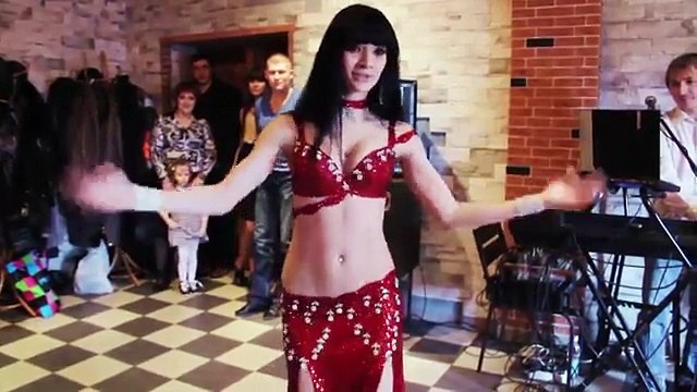 Красивая брюнетка - сексуальный танец живота, бедер и