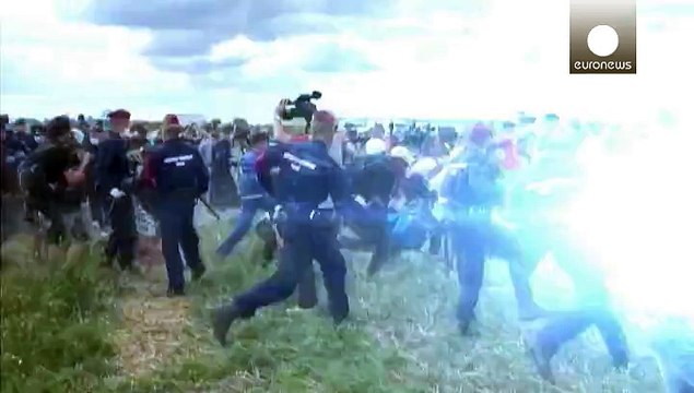 Une cameraman hongroise fait scandale en plein crise des migrants