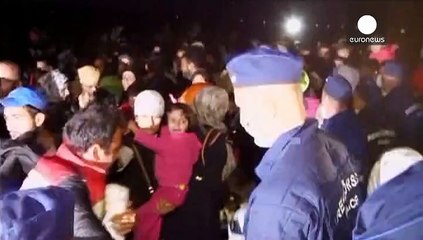 Escenas de histeria y caos en los centros de acogida de refugiados de Hungría