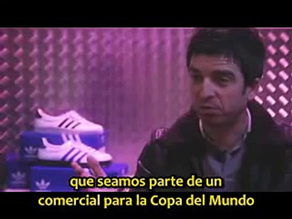 Noel Gallagher su propio par de Adidas con subs en Español