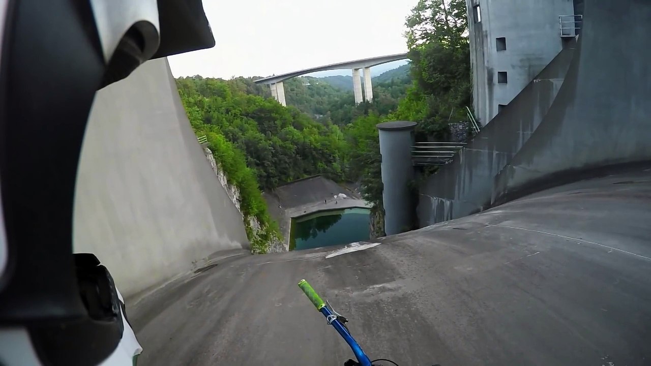 Un rider descend un barrage à vélo et se crash dans l'eau