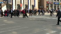 Des gens se mettent à danser en plein milieu de la route à New York. Blague énorme