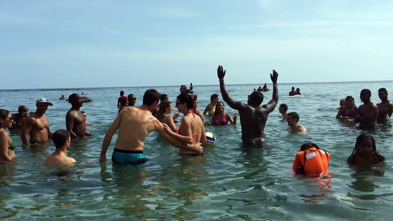 Partie de volley avec tous les stagiaires et les cubains sortie plage