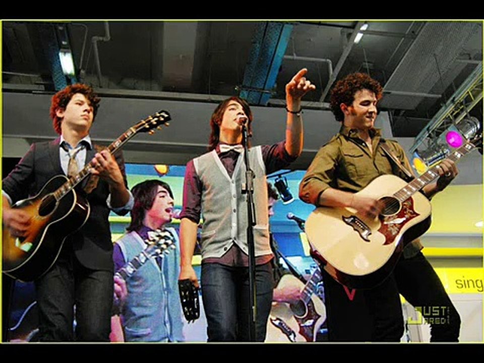 HILARIOUS JONAS BROTHERS INTERVIEW [HQ]