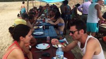Salsa et Carnaval à Cuba Tout le monde se régal repas a la plage avec les cubains Juillet 2015