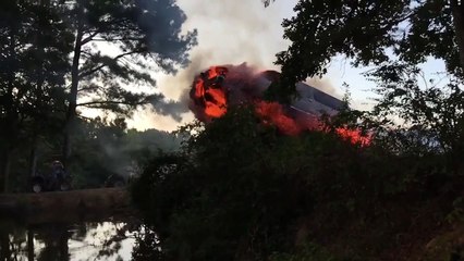Cascade complètement folle : il saute de sa voiture en feu au dessus d'un lac