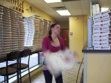 Cette femme plie des boites de pizza plus vite que n'importe qui!
