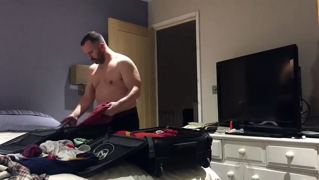 Cet homme reçoit un droide Star Wars BB-8 en cadeau et réagit comme un gamin