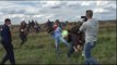 Une caméraman hongroise frappe des réfugiés qui fuient la police