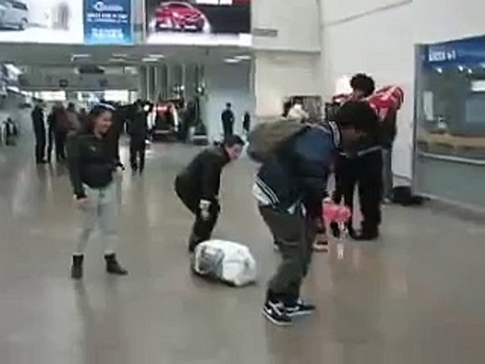 les twins dancing at airport