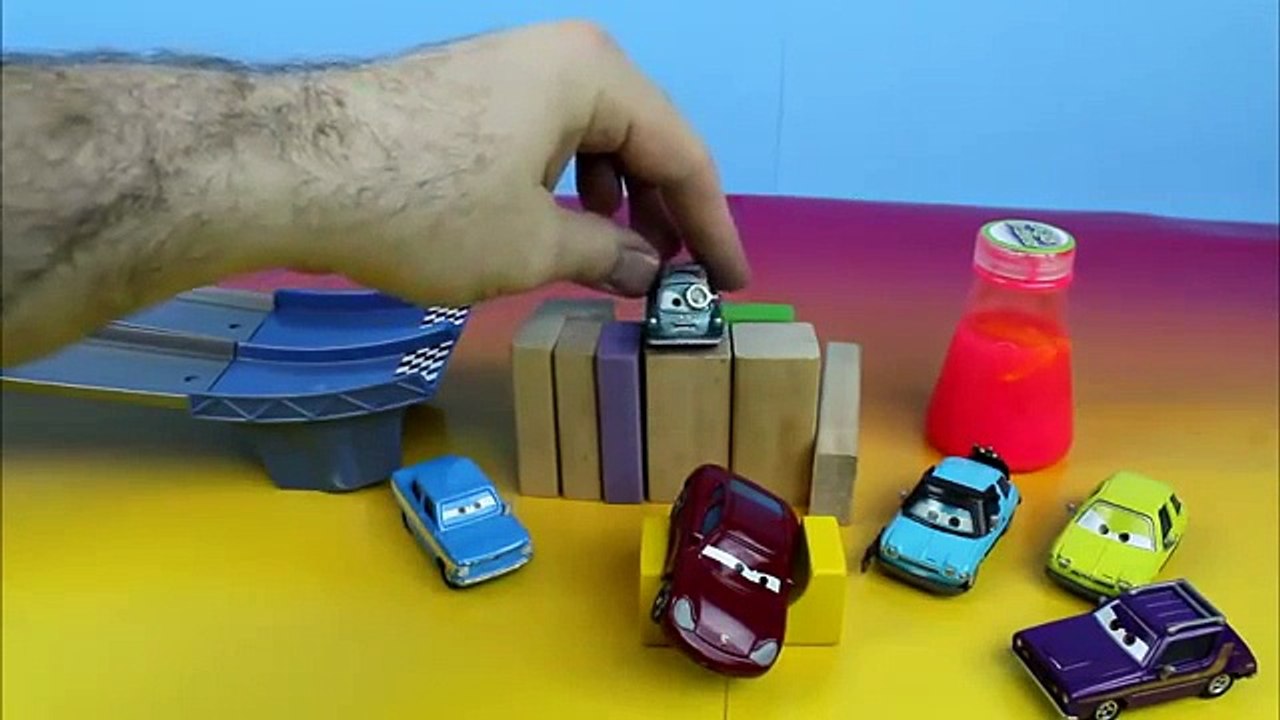 Disney Pixar Cars Lightning McQueen & Filmore save Sally s sister Professor Z with a Gigantic Lemon