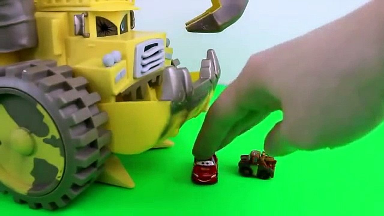 Disney Pixar Cars Lightning McQueen & Mater get Slimed by Disney Cars Screaming Banshee