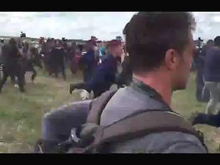 Une journaliste virée pour avoir donné des coups de pied à des migrants