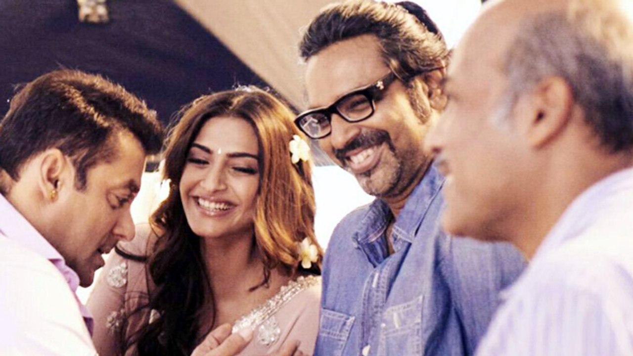 Fun Moment With Salman & Sonam On Prem Ratan Dhan Payo Sets