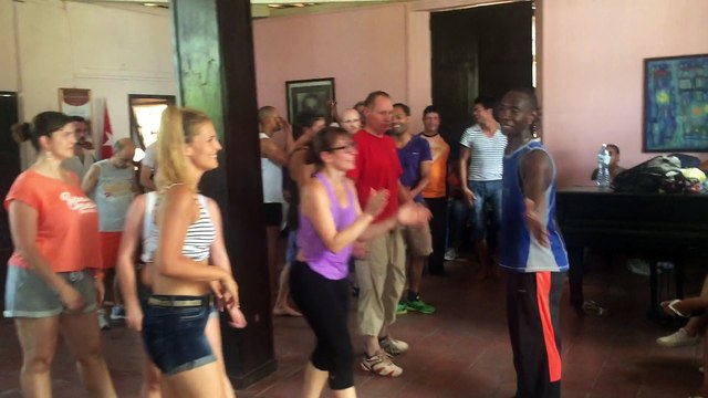 Superbe ambiance cours de rumba avec Ariana et Nani nos deux profs cubains IMG_2056