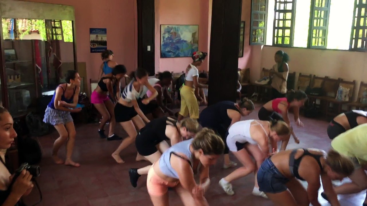 Cours d' afro pour l ecole Salsabor Paris accompagné par la compagnie Cocoyé