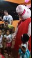 Peppa Pig da Pintadinha Festas dançando em festa de aniversário