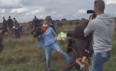 Une caméraman hongroise fait un croche-pied à un migrant avec son fils dans les bras