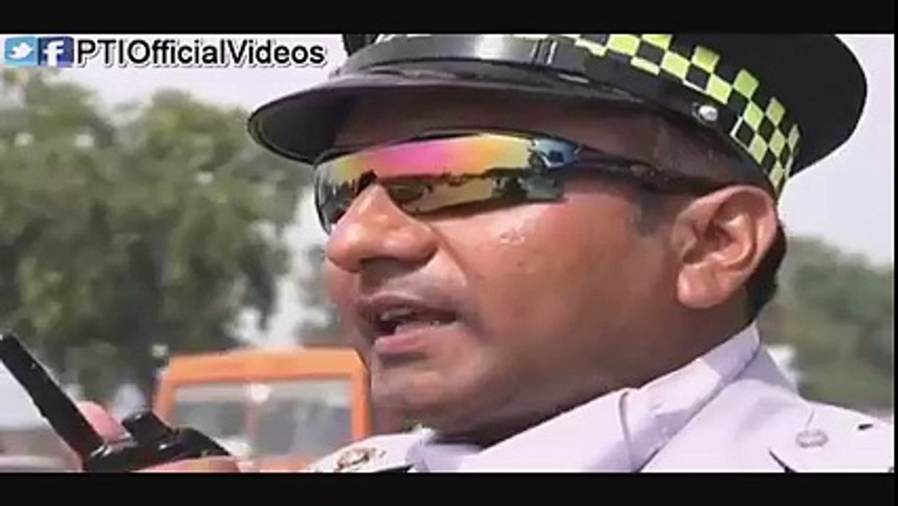 New KPK Traffic Wardens Police Fine Over 1200 VIPs Over 2 Weeks  September 5, 2015