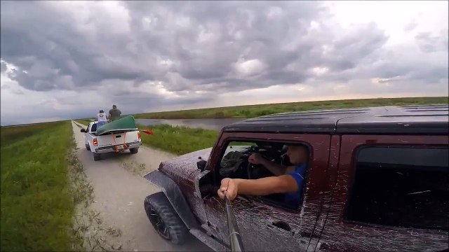 Il veut faire un selfie au volant de sa Jeep et se prend la voiture de devant : FAIL!!!