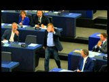 Zotëri. “Merkel” i ndërpret fjalën Junker, shtrëngim dore në Parlamentin Europian- Ora News