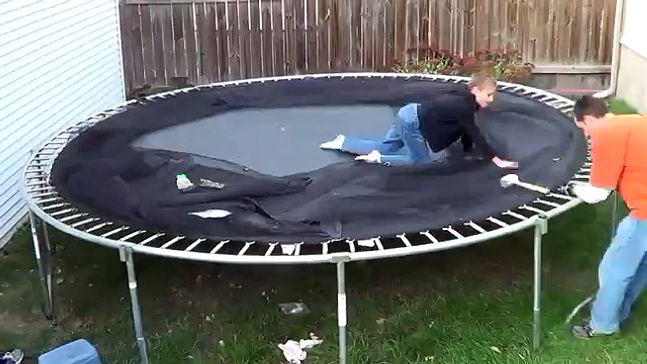 Frozen Trampoline - VideosMunch