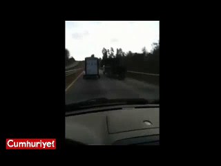 Otoyolda inanılmaz an kamerada: Ok gibi saplandı