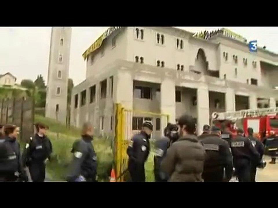 Ambiance déchaînée à la mosquée de Poitiers - 732 Generation Identitaire (Share this Link)