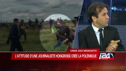 Une journaliste hongroise agresse un migrant et choque
