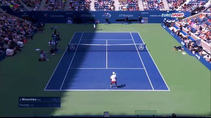 US Open : Stan Wawrinka breaks racket and gives it to a spectator