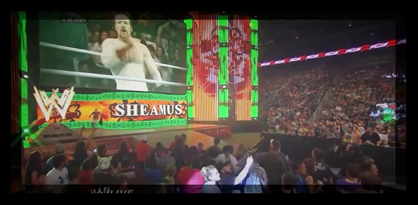 WWE Monday Night Raw - Sheamus attacks Antonio Cesaro | 26/05/2014