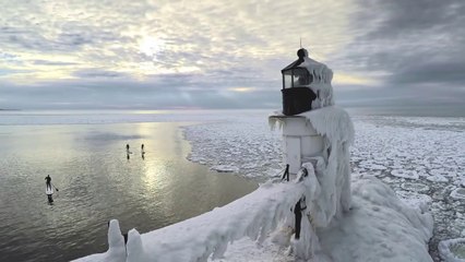 Session de Paddleboard entouré d'Iceberg sur le lac Michigan