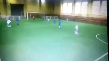 Entrenador ruso golpea a niño en pleno partido