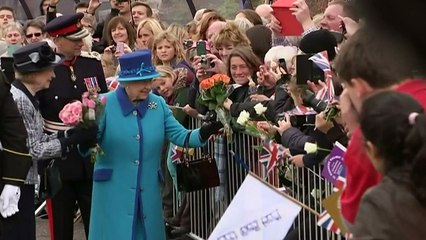 Queen unveils commemorative plaque