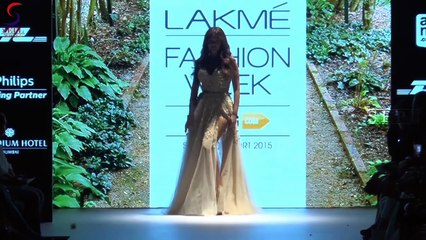 Oops! Esha Gupta Tight Zooming Cleavage