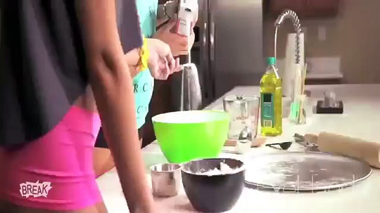 The Sexiest Way to Make a Pizza