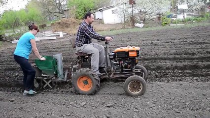 посадка картошки самодельным минитрактором