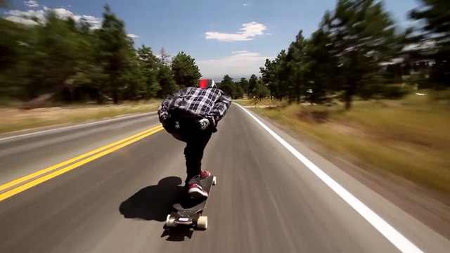 Une descente folle à 110 km h en longboard