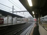 京急1000系と2100系が雨の中120㌔！通過！