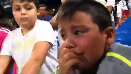 Un-padre-y-un-hijo-lloran-desconsolados-tras-