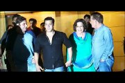 Salman Khan with family at sister Arpita Khan's birthday party 2015
