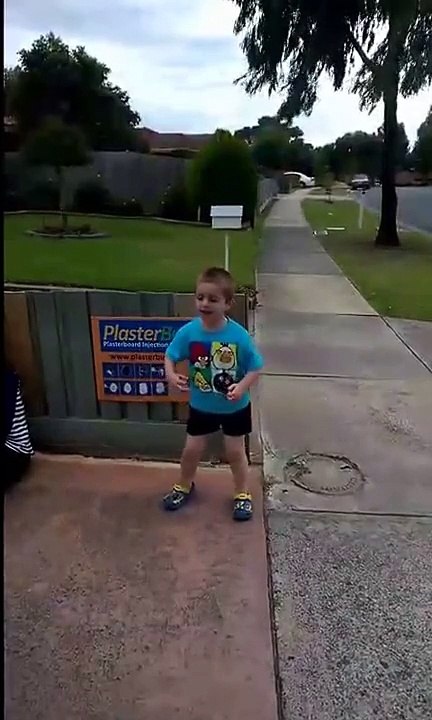 Funny kid singing -PlasterBuddy Song