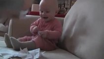 Niesamowity śmiech dziecka przy darciu kartki - Baby laughing hysterically at ripping paper