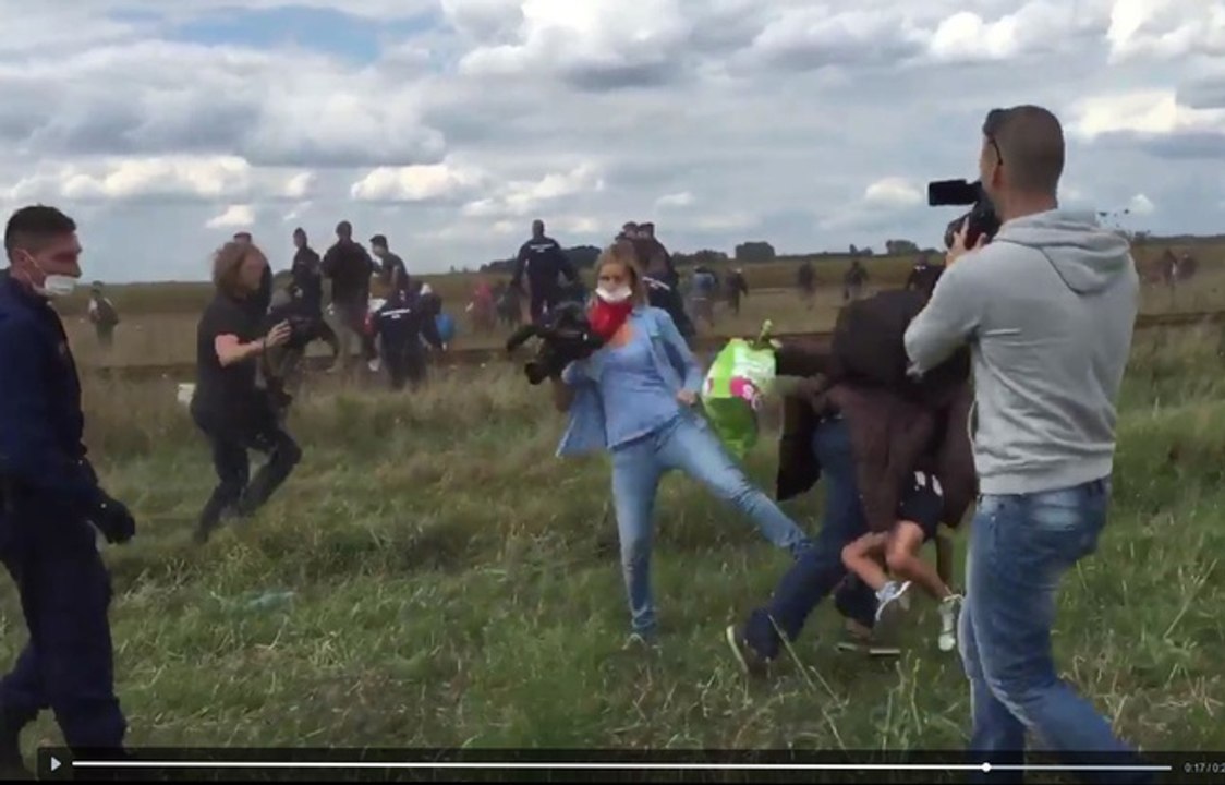 Une journaliste hongroise fait un croc-en-jambe et décoche un coup de pied à des réfugiés
