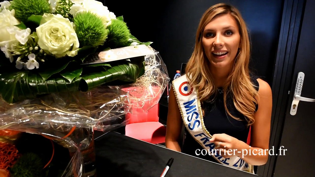 Miss France 2015 en séance d'autographes à Amiens