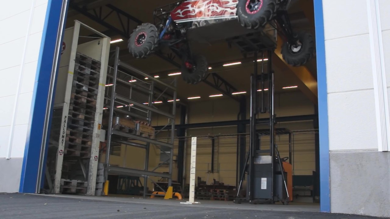 Ils lâchent un buggy de 5 mètres de haut pour tester les suspensions
