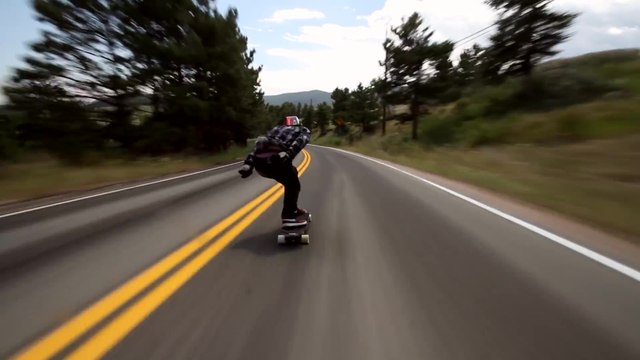 Longboard : Zak Maytum dévale une route à plus de 100km/h